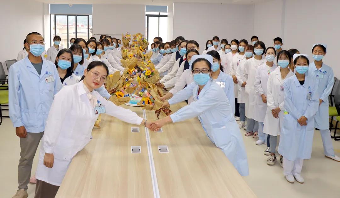 【保山安利醫(yī)院】雙節(jié)同慶，用祝福和鮮花感謝默默付出的治療師和教師們