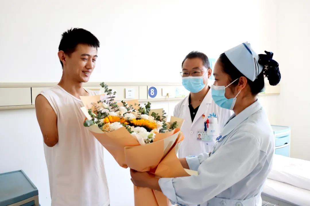 【保山安利醫(yī)院】雖然失去了雙臂，但他用堅強、樂觀的態(tài)度讓生活充滿陽光！